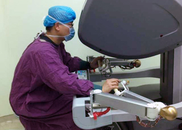 国内首例国产手术机器人手术在湘雅三医院开展